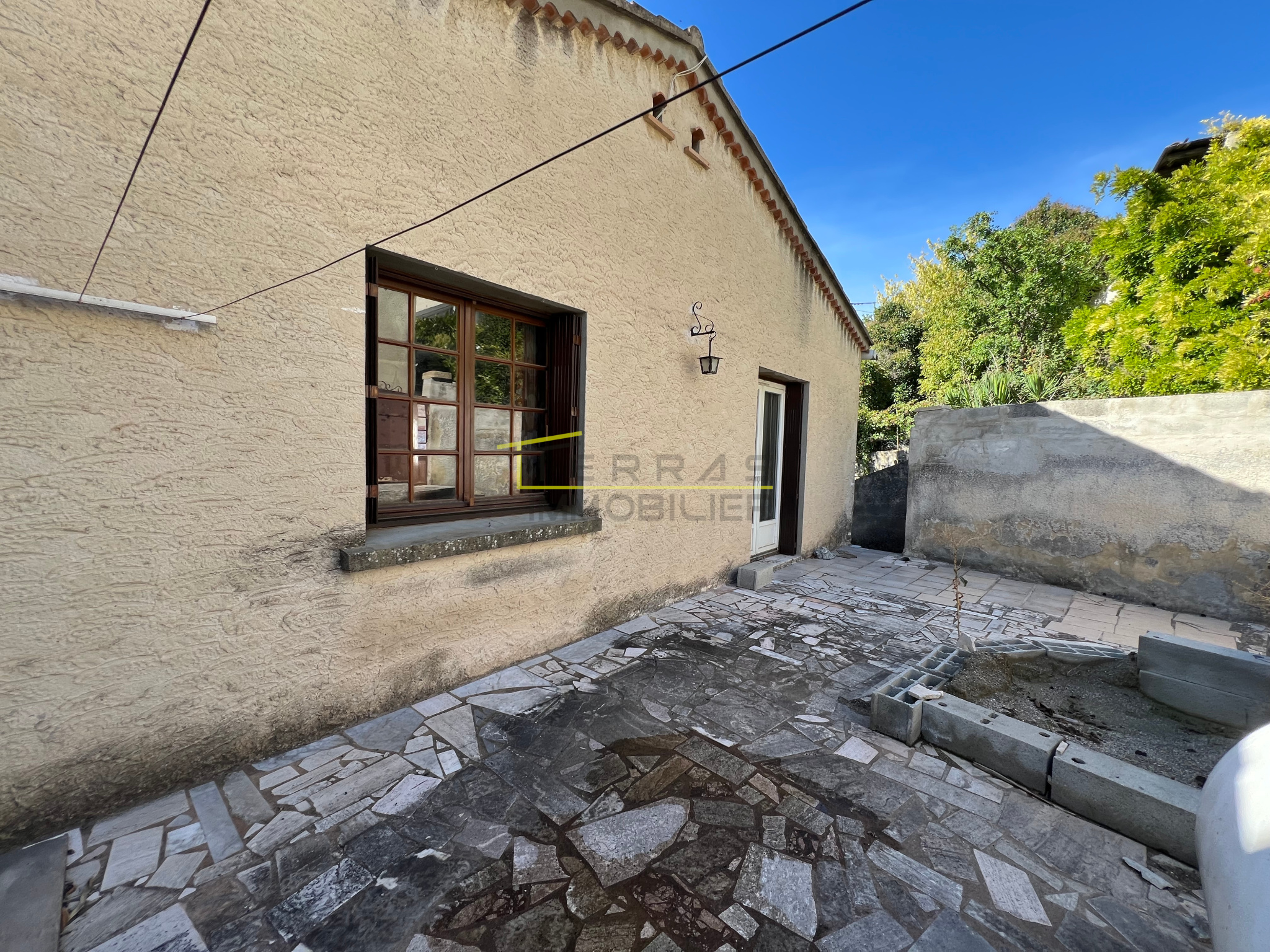 VISAN, Maison de village avec jardin.