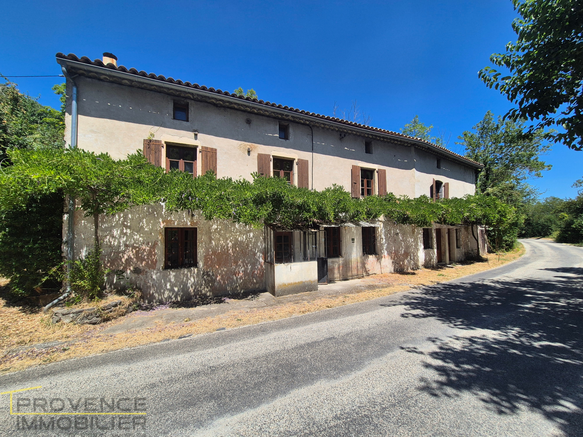 Maison de caractère en pierre avec 6,7 hectares, rivière pri