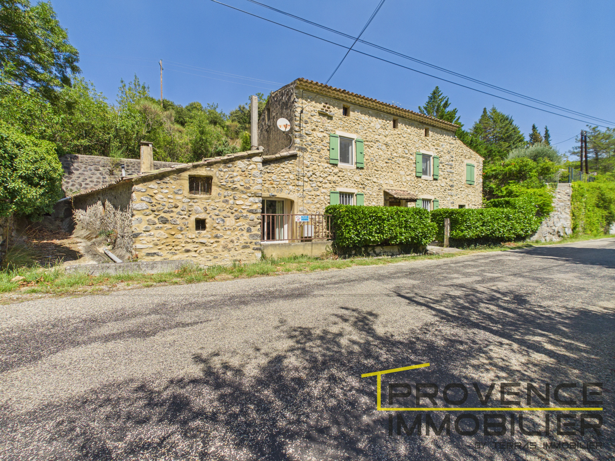 Maison en pierre avec piscine sur plus de 6 000 m2 de terrai